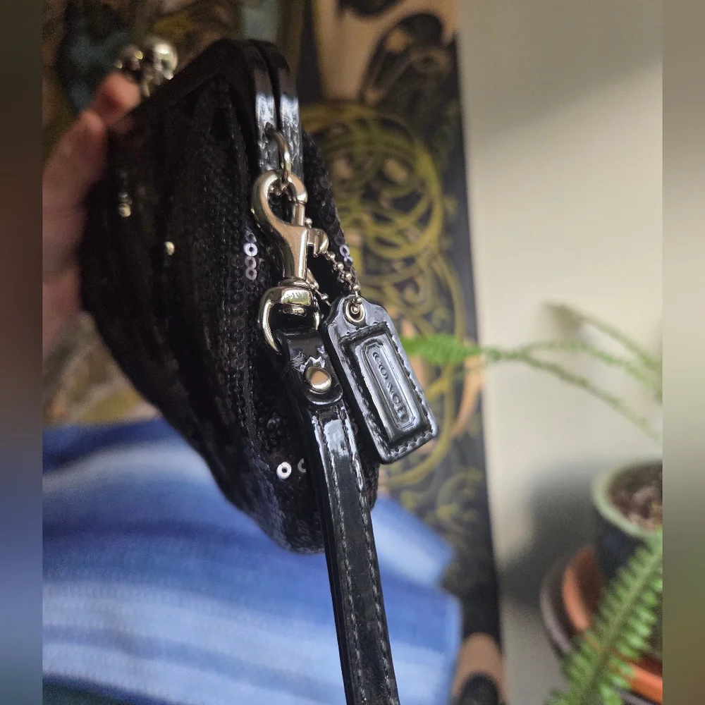 Coach Julia Limited Edition Black Sequins/Patent Leather Kisslock Wristlet - Picture 4 of 7